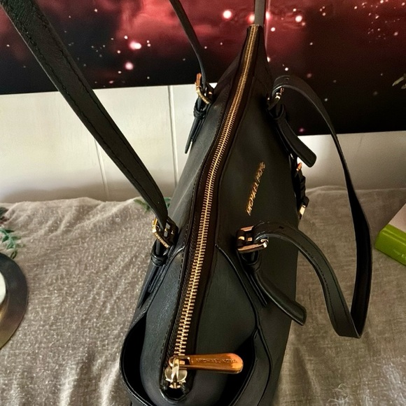 Michael Kors Jet Set Travel Tote - Picture 7 of 12